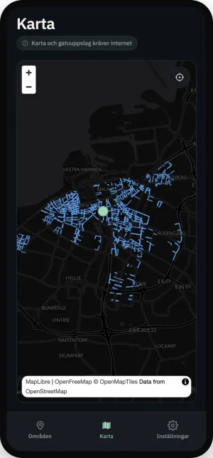 Kartan i mörkt läge med Malmös gator med miljöparkering markerade i blått.